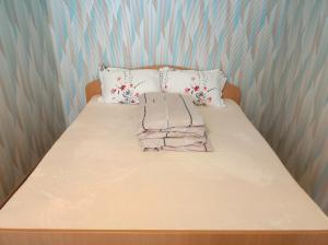ein Bett mit zwei Kissen und zwei Handtüchern darauf in der Unterkunft Hostel in Orhei