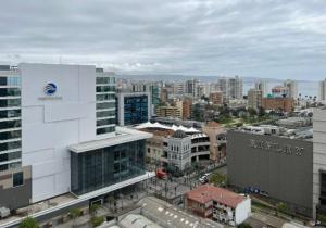 uma vista aérea de uma cidade com edifícios em Depto. Boulevard del Sol em Viña del Mar