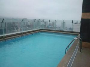 a swimming pool on the roof of a building at Depto. Boulevard del Sol in Viña del Mar