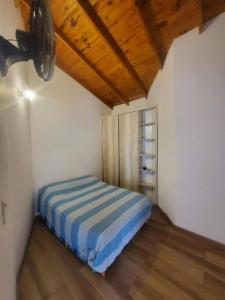 a bedroom with a blue and white bed in a room at Departamento céntrico amplio con garage automatizado 24 Hs in Santa Rosa