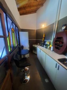 kuchnia z krzesłem, umywalką i oknem w obiekcie Departamento céntrico amplio con garage automatizado 24 Hs w mieście Santa Rosa