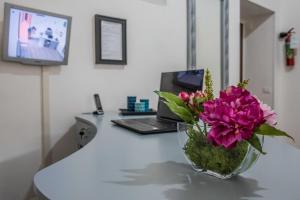 A television and/or entertainment centre at Grandis Rooms