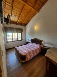 ein Schlafzimmer mit einem großen Bett und einem Fenster in der Unterkunft Departamento céntrico amplio con garage automatizado 24 Hs in Santa Rosa