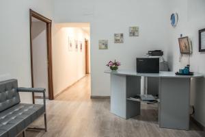 A television and/or entertainment centre at Grandis Rooms