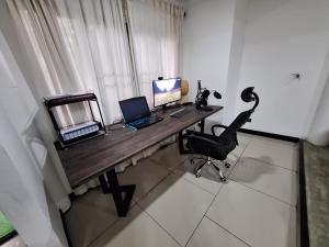 un ufficio con scrivania, computer portatile e sedia di Bali-style studio apartment a Ban Madua Wan