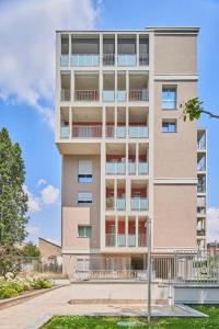 een hoog gebouw met balkons aan de zijkant bij New Twin Flat 2 - Vicino San Siro Stadium e M5 in Milaan