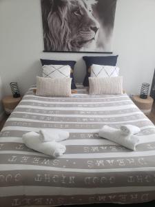 ein Schlafzimmer mit einem Bett mit Handtüchern darauf in der Unterkunft Appartement T3 - RDC-Parking Gratuit in Vierzon
