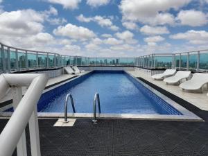 een zwembad op het dak van een gebouw bij Studio Iracema 2001 in Fortaleza