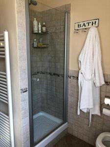 een badkamer met een douche, een handdoek en een wastafel bij Ca' Cuore in Monferrato in Serralunga di Crea