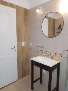 bagno con lavandino e specchio di Muy Patagónica, Casa de Campo a Trelew