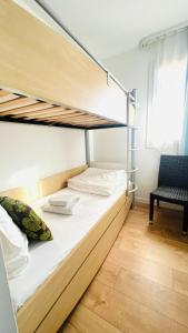 アンティーブにあるPort Vauban - 5pers - terrasse - parkingの二段ベッド(椅子付)が備わる客室です。