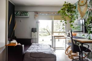 a bedroom with a bed and a desk and a desk and a desk at Luminoso con Cochera, Balcón, Hamaca y Parilla in Paraná