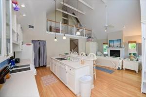 uma grande cozinha branca com uma sala de estar em Two For Sea House #54538 Home em Holmes Beach