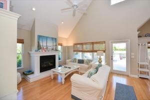 uma sala de estar com um sofá branco e uma lareira em Two For Sea House #54538 Home em Holmes Beach