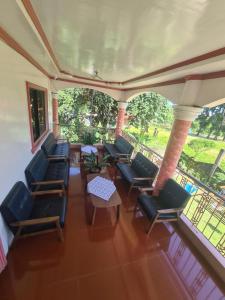 una vista aérea de un porche con sillas y mesa en Rotunda Inn home stay, en Pagadían​