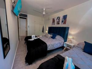 um pequeno quarto com uma cama e um sofá em Departamento con cochera mejor zona de Mendoza em Mendoza