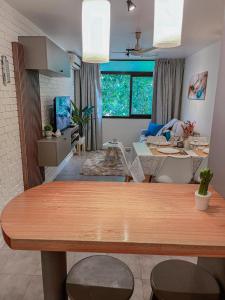 uma sala de estar com uma mesa e uma sala de jantar em Departamento con cochera mejor zona de Mendoza em Mendoza