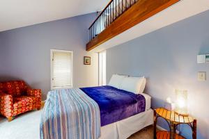 un dormitorio con una cama y una silla en Hibernation Hideaway, en McHenry