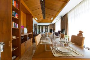 Posezení v ubytování Dasiri Lakefront Villa