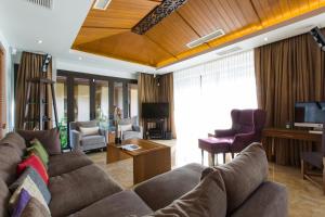 TV a/nebo společenská místnost v ubytování Dasiri Lakefront Villa