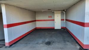 eine leere Garage mit roten und weißen Streifen an der Wand in der Unterkunft Departamento Studio en Temuco in Temuco