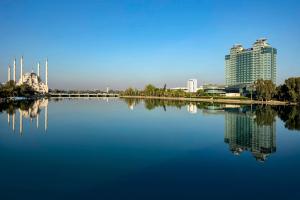 Výhled na řeku, která protéká v blízkosti hotelu
