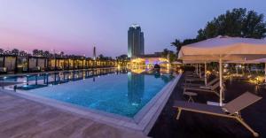Bazén v ubytování Adana HiltonSA Hotel nebo v jeho okolí