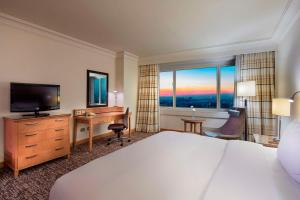 TV a/nebo společenská místnost v ubytování Adana HiltonSA Hotel
