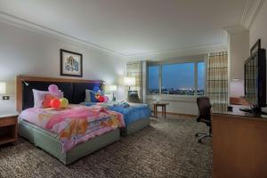 Postel nebo postele na pokoji v ubytování Adana HiltonSA Hotel