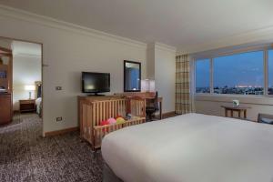 TV a/nebo společenská místnost v ubytování Adana HiltonSA Hotel