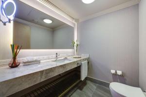 Koupelna v ubytování Adana HiltonSA Hotel