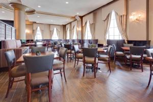 聖路易斯的住宿－德魯裡廣場聖路易斯艾特酒店，用餐室设有桌椅和窗户。