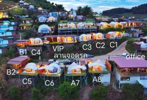 una vista aerea di un gruppo di case con tetti di อาฉ่างแคมป์ Achang Camp a Mon Jam