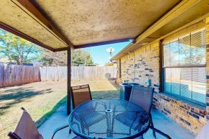 une terrasse couverte avec une table et des chaises. dans l'établissement Casa de Cowboy, à Stillwater