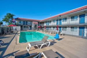 una piscina di fronte a un hotel con un resort di Motel 6 Tucson, AZ - East Williams Center a Tucson