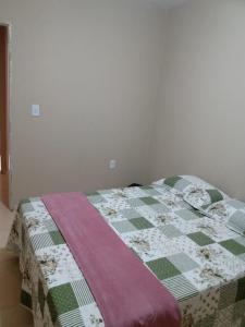 En eller flere senge i et værelse på Apê perto do Parque Euclides Dourado