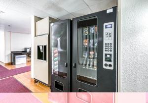 una máquina expendedora en una oficina con un refresco en Red Roof Inn Palatine, en Palatine