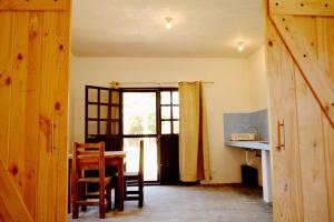 a room with a table and chairs and a window at Superbe appartement avec chambre, piscine et parking privé in El Pescadero