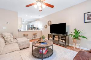 Μια τηλεόραση ή/και κέντρο ψυχαγωγίας στο Tranquil Townhome