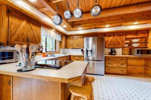 Køkken eller tekøkken på Rocky's Log Cabin