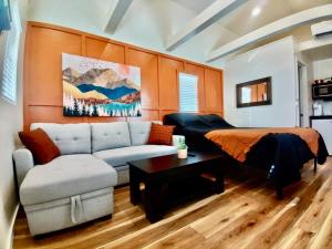 una sala de estar con un sofá y una cama en Sand Hollow Zion Mini Home at Painted Sands 2, en Hurricane