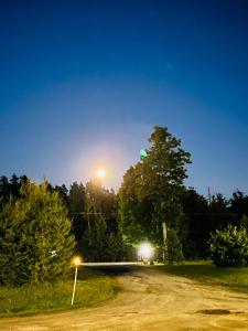Východ nebo západ slunce při pohledu z motelu nebo okolí