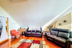 Uma área de estar em The Sasquatch Loft
