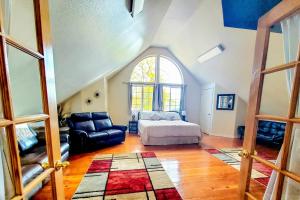 um quarto com uma cama e uma janela grande em The Sasquatch Loft em Cave Junction