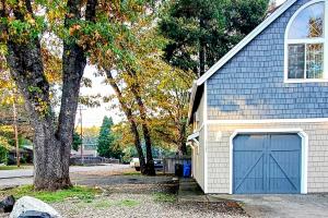 uma garagem com uma porta azul na lateral de uma casa em The Sasquatch Loft em Cave Junction