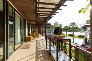 Balkón nebo terasa v ubytování Dasiri Lakefront Villa