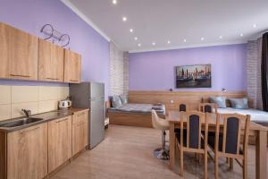 Una cocina y un comedor con una mesa y una cama. en 70s Hostel, en Cracovia