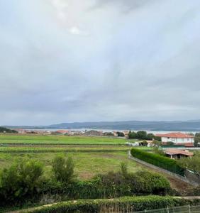 una vista de un campo verde con una carretera en BaruHaus Nido Rianxo, en Rianjo