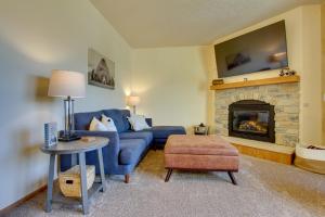 sala de estar con sofá azul y chimenea en Spacious Canyon Ferry Lake House with Bar and Views! en Helena