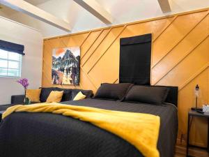 - une chambre avec un grand lit et une tête de lit en bois dans l'établissement Sand Hollow Home Extended Vacation Stay, à Hurricane
